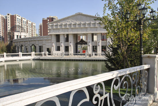 中央公园横跨项目的中心地带,打造滨水平台和临水步道,形成参与性强、体验度高的公共客厅;森林公园中,高大壮美的乔木围合出安静、怡人景观效果,营造出别墅区独有的私密居住空间;邻里公园精心铺排宅间绿道,为业主提供了休闲健身、邻里交流的绝佳场所;台地公园精心考量区域的地形高差与变化,形成丰富而精致的台地式公园景观。