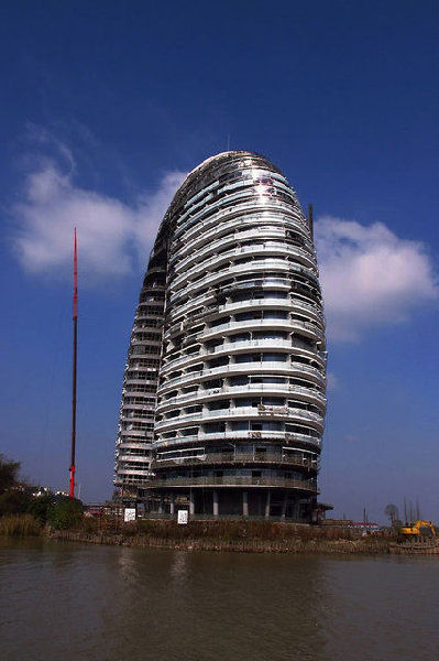 太湖边七星级酒店外形被调侃似马桶盖(组图)_
