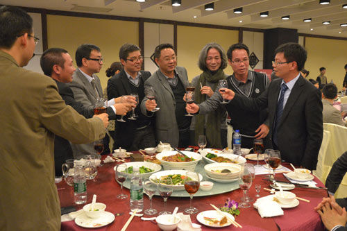 宴会上,嘉宾们互相祝酒 宴会上,嘉宾们互相祝酒