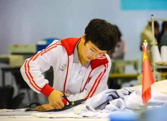 胡萍:第44届世赛技能大赛时装技术项目金牌获