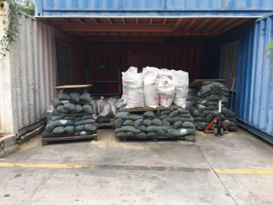 门分公司风控工程师温武现场为客户提供防灾防损物资,并赠送客户防汛沙袋 门分公司风控工程师温武现场为客户提供防灾防损物资,并赠送客户防汛沙袋