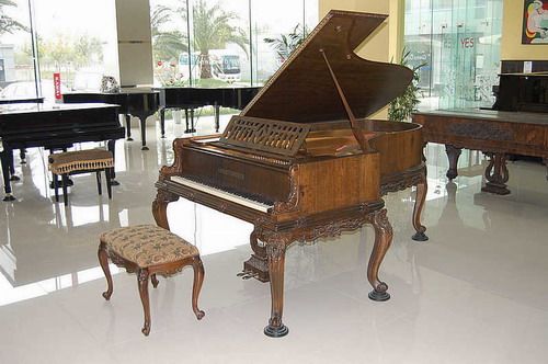 中国首届钢琴、提琴精品专场拍卖会