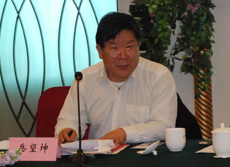 中国涂料工业协会秘书长岳望坤主持涂料行业备战“建材下乡”论坛 中国涂料工业协会秘书长岳望坤主持涂料行业备战“建材下乡”论坛