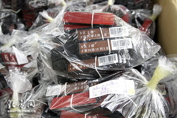 层架标将贴在每一个单面书架上，便于读者查询图书