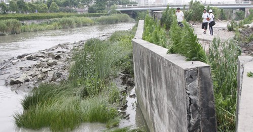 罕见：上海在建13层楼房轰然倒塌