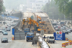 南京草场门高架桥21日拆除