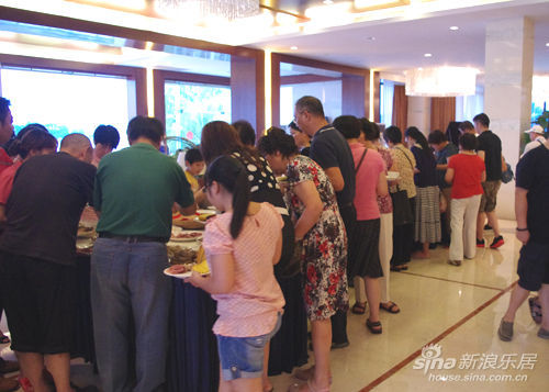 在亲水平台案场享用自助晚餐 在亲水平台案场享用自助晚餐