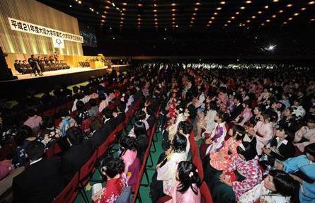 大阪大学的毕业典礼在大阪音乐大厅举行(图)_