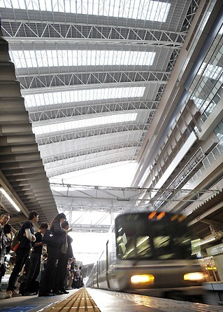 JR大阪站玻璃屋顶抬头即可看到澄蓝天空(图)_