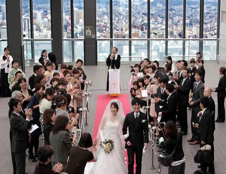 鸟瞰名古屋风光- 220m高空婚礼宣告爱情(图)