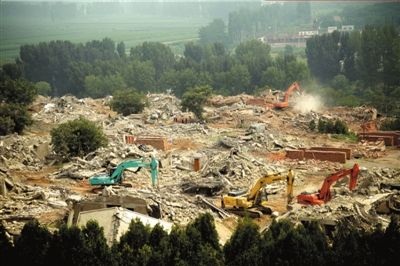 多部机械连续工作下,别墅区已成一片废墟。本报实习记者赵恩泽摄