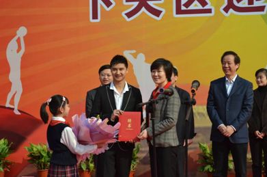 奥运冠军田亮先生参加南京青奥会迎旗仪式_活