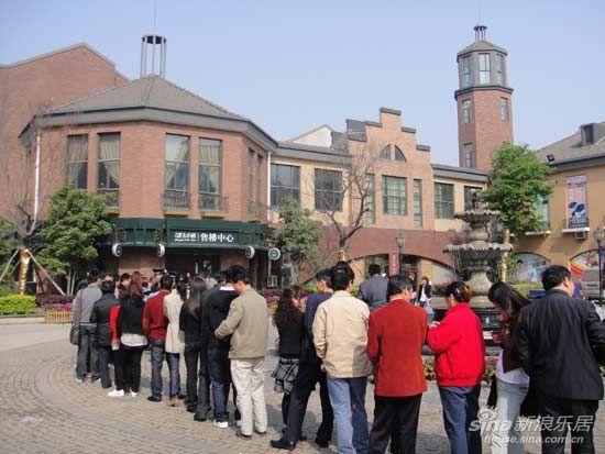 中大诺卡小镇认筹现场火爆 客户排队中