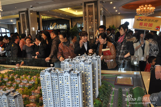 新闻 楼市新闻 活动 > 正文    新浪看房团的到来让现场顿时更加火爆!