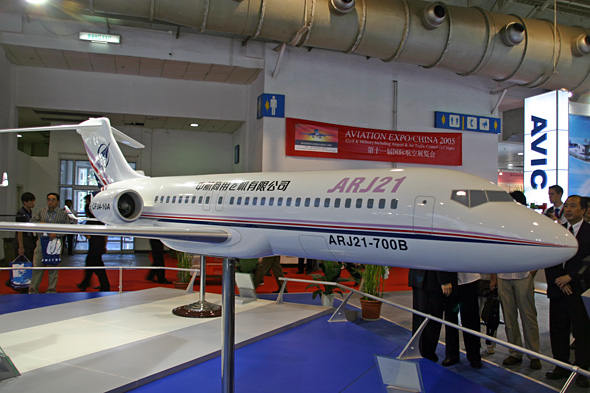 图文:国产arj21-700b涡扇支线飞机