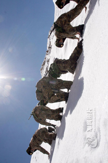 边防军人在西藏阿里雪地巡逻