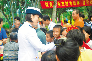 南航某通信站的女兵与村民开展共建活动（图）