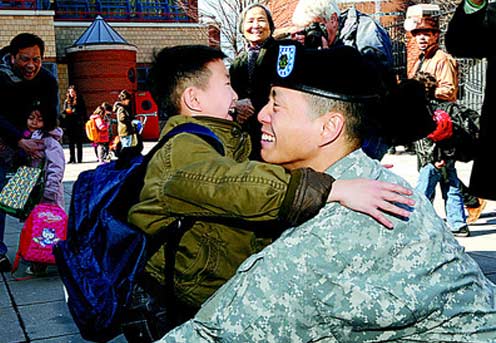 在伊拉克服役的后备军人张华南12日到儿女就读的独立小学迎接儿女放学。简一夫／摄
