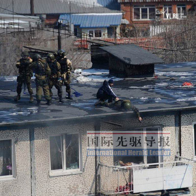 当地时间3月14日13时左右，一名俄罗斯特警队员向歹徒藏身的室内投掷了一枚军用手榴弹。俄新社