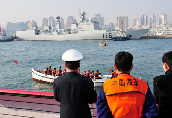 青岛军港附近停靠的中国北海舰队051c级116号驱逐舰