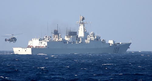 “武汉”舰直升机完成空中巡逻后，返回军舰。
