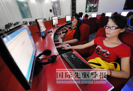 截至今年6月底，中国网民突破3亿人次，稳居世界第一位。图为郑州一家正在营业的网吧。本报资料图