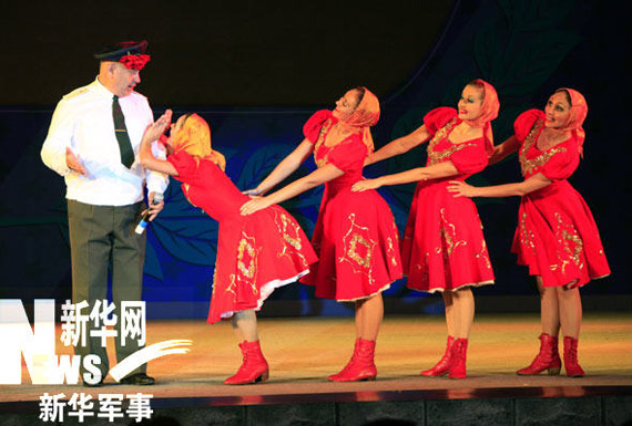 俄远东军区歌舞团表演剧目。新华社记者査春明摄