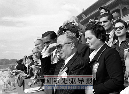 1957年10月1日国庆节，天安门广场举行庆祝活动。在天安门观礼台上的埃及电影代表团。吕厚民/摄