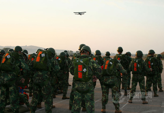 资料图：解放军空降兵列队前行执行任务。