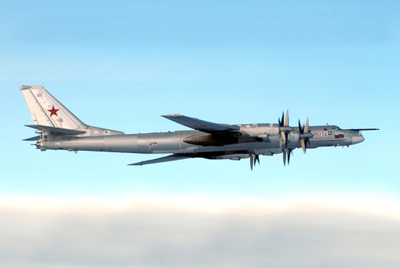 俄轰炸机在北冰洋太平洋上空巡航遭跟踪图