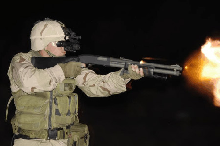 头戴AN/PVS-14单目夜视装置的美军士兵进行夜间射击.