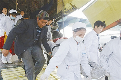 中航工业医疗队在成都双流机场救治玉树地震伤员。