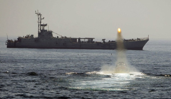 资料图：伊朗上月曾在海湾地区举行军事演习。图为伊朗海军快艇发射导弹瞬间