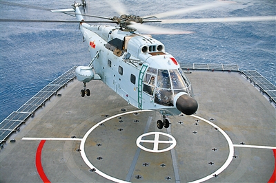 本报记者孙阳乘坐的直-8直升机着舰瞬间。王世均摄