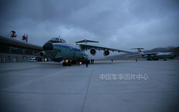 资料图：中国空军曾参加玉树救灾行动的伊尔-76运输机