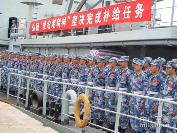 8月13日，中国海军南海舰队“镜泊湖”舰解缆起航，开赴南沙执行换班补给任务。中广军事记者吕锡成摄