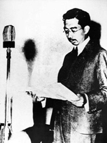 日本裕仁天皇在录音宣读投降诏书