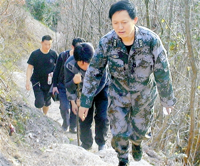 激流中稳立"一杆旗—重庆市城口县人武部政委刘云科学指挥抢险