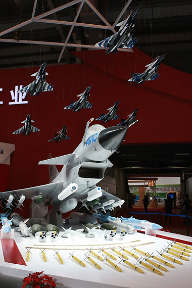 中国航空馆展示的歼10战机模型及全套武器系统 摄影：门广阔