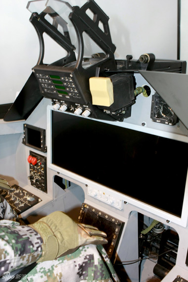 中航工业在本次航展上首次展示空军下一代战机座舱全尺寸模型.