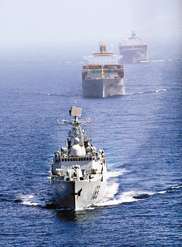 护航编队“武汉”舰在亚丁湾为商船护航。图片来源：香港文汇报
