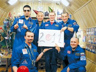 “火星-500”志愿者“全家福” 