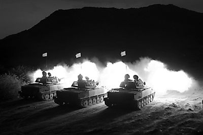 陆军战车开火攻击敌目标。穆瑞林摄