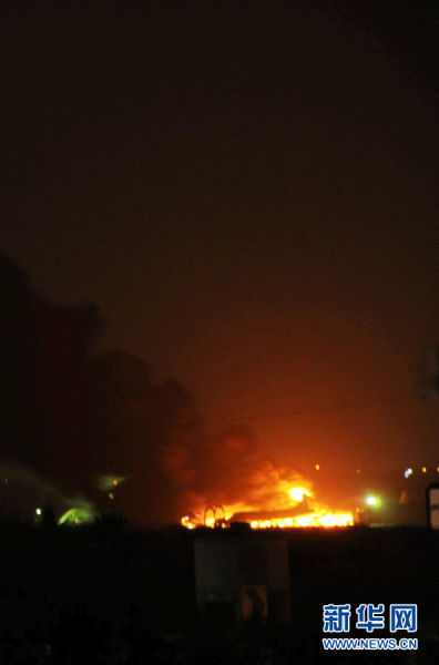 5月23日，巴基斯坦卡拉奇的一个飞行基地上空浓烟弥漫。据当地电视台报道，卡拉奇一个海军的飞行基地内22日深夜发生至少8起连环炸弹袭击，已导致至少4人死亡、一架飞机被毁。 新华社发