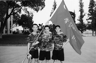Games get the right to participate in the revitalization rank and Alumni photo