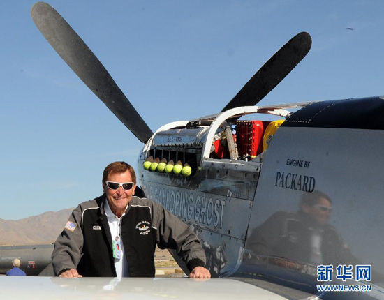 9月16日，在美国内华达州里诺举行的飞行锦标赛上，吉米·利沃德驾驶P-51野马战斗机突然坠落冲入看台，利沃德已确认死亡。这是2010年9月15日拍摄的发生坠机事故的飞行员利沃德与他的P-51野马战斗机的资料照片。 新华社/美联