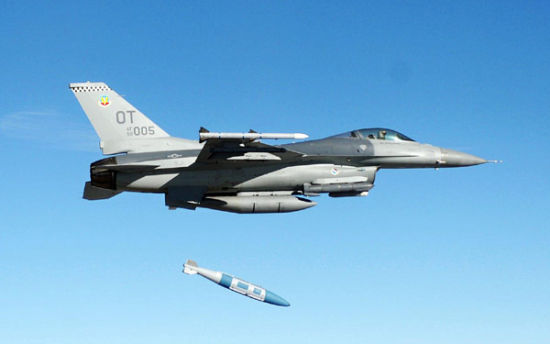 资料图：正在发射JDAM联合制导攻击武器的F-16C战机