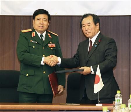 日本防卫相一川保夫（右）24日下午与来访的越南国防部部长冯光清（左）举行了会谈，并签署强化防卫备忘录。