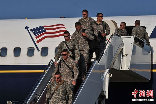 资料图：今年8月，部分驻伊美军战斗部队士兵抵达美国首都华盛顿附近的安德鲁斯空军基地，并与亲属团聚。