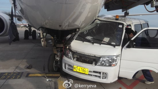 山东航空厦门分公司一辆执行机务工作的面包车不慎与一架停靠在机坪、准备执行CA1802航班(厦门-北京)的飞机发生刮擦